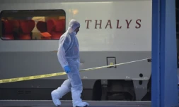 La police scientique le 21 août 2015 aux abords d'un train Thalys à bord duquel un Marocain armé a blessé deux personnes avant d'être maîtrisé par des passagers