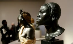 Un buste en bronze "Souvenir de voyage de l'expedition Stanley" de Herbert Ward, présenté à la presse pour l'exposition "Le modèle noir de Géricault à Matisse", au musée d'Orsay à Paris, le 25 mars 2019