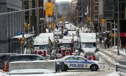 Des camions garés dans le centre-ville d'Ottawa pour protester contre l'obligation vaccinale et les restrictions sanitaires, le 4 février 2022 au Canada