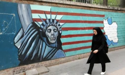 Une femme passe devant un mur peint à Téhéran le 9 mai 2018