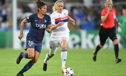 L'attaquante brésilienne du PSG Cristiane déborde la Lyonnaise Elodie Thomis en finale de la Ligue des champions à Cardiff, le 1er juin 2017 