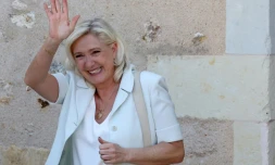 Marine Le Pen, cheffe du groupe parlementaire Rassemblement national (RN) et candidate à la présidentielle de 2027, salue ses sympathisants aprÚs une réunion de campagne à l'hÎtel de ville de La FlÚche, le 8 juillet 2026 dans la Sarthe
