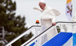 Le pape François débarque de son avion à la base aérienne de Monte Real dans le centre du Portugal, le 12 mai 2017