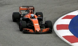 I avait déclaré qu'il allait attendre la décision de McLaren sur un changement de moteur avant de prendre la sienne sur son avenir: Fernando Alonso, le 15 septembre 2017 à Singapour