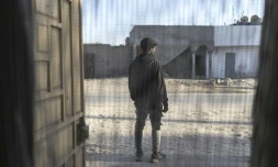 Un migrant pose à Nouadhibou, en Mauritanie, le 22 avril 2026