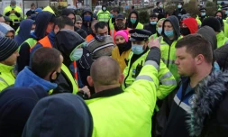 Des camionneurs empêchés d'embarquer vers la France et excédés invectivent la police anglaise sur l'ancien aéroport de Manston, près de Ramsgate, le 23 décembre 2020