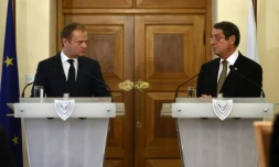 Une photo fournie par le gouvernement chypriote montre le président Anastasiades (à droite) en conférence de presse avec le président du Conseil européen Donald Tusk à Nicosie le 15 mars 2016