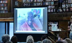 La Française Maryse Condé sur un écran à la BibliothÚque centrale de Stockholm à l'occasion de la remise du prix de la Nouvelle Académie, créé pour contester le prix Nobel de littérature, le 12 octobre 2018