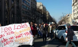 Des élèves du lycée Voltaire à Paris manifestent avenue de la République contre la loi Travail, le 17 mars 2016