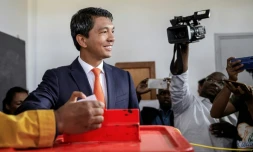 L'un des deux finalistes de la présidentielle malgache, Andry Rajoelina, vote au second tour, le 19 décembre 2018, à Antananarivo.