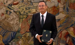 Le procureur général d'Espagne, Alvaro Garcia Ortiz, tient en main le rapport annuel du parquet avant de le présenter au roi le 3 septembre 2025 au palais de la Zarzuela à Madrid