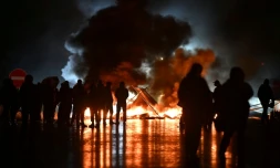 Des manifestants du mouvement "Bloquons tout" près d'objets en feu sur le viaduc de Calix, le 10 septembre 2025