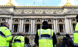 Des opposants à la réforme des retraites devant l'Opéra Garnier, à Paris, le 5 février 2020