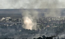 De la fumée au-dessus de Severodonetsk, lors de combats entre armées russe et ukrainienne, le 7 juin 2022 dans la région du Donbass