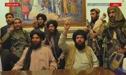 Une capture d'écran de la chaîne Al-Jazeera datant du 16 août 2021 et montrant des talibans dans le palais présidentiel à Kaboul