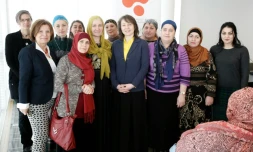 Un groupe de femmes formées par les "écoles de mères" de l'ONG Femmes sans frontières posent lors d'une cérémonie à Vienne, le 8 mars 2016 