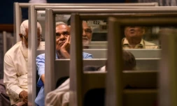 Les opérateurs boursiers effarés à la vue de la dégringolade des valeurs à la Bourse de Karachi, le 18 mars 2020