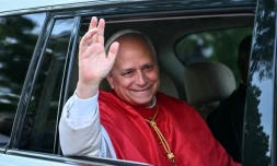 Le pape Léon XIV salue la foule à son arrivée à Luanda, le 20 avril 2026 en Angola