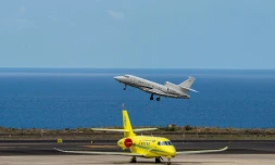 Un Falcon 900 transportant des passagers français, évacués plus tôt du navire touché par un foyer d'hantavirus, décolle de l'aéroport de Tenerife le 10 mai 2026 