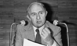 Le député Lucien Neuwirth lors d'un discours à l'Aassemblée nationale, le 15 juin 1978