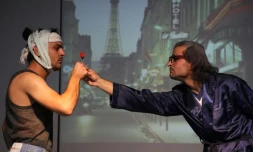 Deux frères syriens  dans la pièce "Les deux réfugiés" à Amman, le 9 novembre 2016