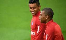 Le défenseur du Paris Saint-Germain, le Brésilien Marquinhos (à g.) avec la nouvelle recrue Kylian Mbappe pendant un entraînement à Saint-Germain-en-Laye, près de Paris, le 6 septembre 2017