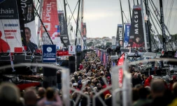 Des visiteurs sur le site de départ de la 10e édition du Vendée Globe, course à la voile en monocoque autour du monde, le 4 novembre 2024 aux Sables d'Olonne, en Vendée