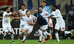 Avec ses coéquipiers marseillais, Florian Thauvin célèbre son but lors du "Classique" face au Paris SG, le 22 octobre 2017 au Vélodrome