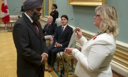 Harjit Singh Sajjan prête serment comme ministre de la Défense le 4 novembre 2015 à Ottawa sous les yeux de du Gouverneur général David Johnston et du Premier ministre Justin Trudeau