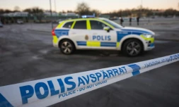 Un véhicule de police devant le centre d'enseignement pour adultes, deux jours après une fusillade, le 6 février 2025 à Örebro, en Suède