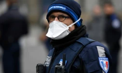Un policier protégé par un masque à Rennes, le 21 mars 2020