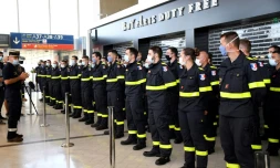 Des soldats de la sécurité civile écoutent les propos du colonel Stanislas Rouqueyrol (g), avant leur départ pour le Liban, le 5 août 2020 à l'aéroport de Roissy
