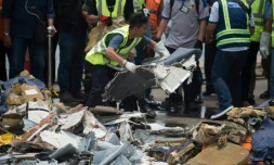 Le 2 novembre 2018 dans un port de Jakarta, les équipes de recherche récupèrent des débris du vol de Lion Air qui s'est abîmé en mer 