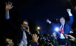 Jérome Triomphe et Jean Paillot, avocats des parents de Vincent Lambert, célÚbrent la décision de la justice qui ordonné la reprise des soins visant à maintenir en vie le tétraplégique, le 20 mai à Paris.