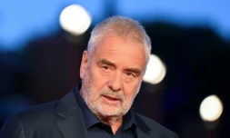 Le réalisateur français Luc Besson arrive pour la projection d'un film dans le cadre du 20e Festival international du cinéma de Rome, à l'Auditorium Parco della Musica, à Rome, le 24 octobre 2025