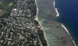 La côte ouest offre un lagon de plusieurs kilomètres entre Saint-Gilles et la Saline-les-Bains