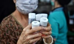 Une femme achète du gel désinfectant pour les mains à Bangkok le 5 mars 2020