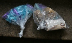 Des sachets en plastique contenant du cannabis, de la cocaïne et des billets saisis lors d'une opération de police à Nantes le 17 décembre 2025