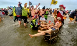 Des baigneurs du Nouvel An à Dunkerque lors du traditionnel "Bain des Givrés" le 1er janvier 2019