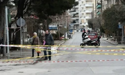 Des Grecs quittent leur maison le temps de neutralisée une bombe datant de la 2e Guerre mondiale, dans une banlieue de Thessalonique, le 12 février 2017