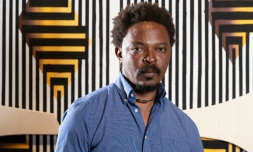 L'artiste Sammy Baloji devant une de ses oeuvres, exposée aux Beaux-Arts de Paris, le 8 juin 2021