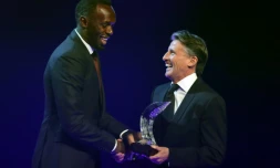 Usain Bolt reçoit son prix d'athlète de l'année des mains de Sebastian Coe, le patron de l'IAAF à Monaco, le 2 décembre 2016