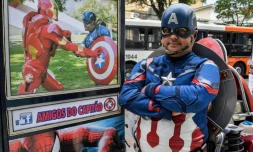 Le candidat brésilien Luiz Carlos de Paula pose en costume de Captain America à Sao Paulo le 26 septembre 2018.
