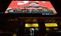 Le dirigeant nord-coréen Kim Jong Un apparaßt sur les écrans lors de sa rencontre avec le présient chinois Xi Jinping à Pékin le 28 mars 2018