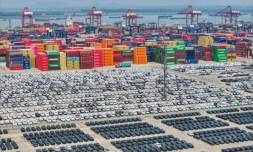 Des voitures chinoises prêtes pour l'exportation dans le port de Nanjing, dans l'est de la Chine, le 29 avril 2025