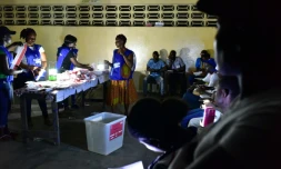 Dépouillement des bulletins de vote lors de la présidentielle, le 10 octobre 2017 à Monrovia, au Liberia