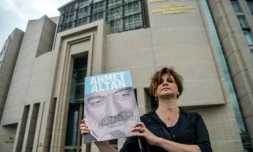 Une journaliste pose avec un portrait du journaliste Ahmet Altan, à Istanbul, le 19 juin 2017