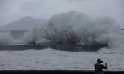 D'énormes vagues accompagnent à Yilan le typhon Haikui qui touche terre dans l'est de Taiwan, le 3 septembre 2023