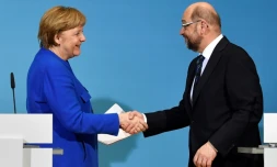 La chancelière allemande Angela Merkel serre la main du socio-démocrate Martin Schulz, après une conférence de presse commune à Berlin, le 12 janvier 2018