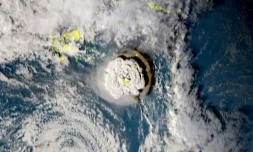 Capture réalisée à partir d'images du  satellite japonais Himawari-8 et transmises par l'Institut national d'information de des communications (Japon) le 15 janvier 2022 montrant l'éruption du volcan Hunga Tonga-Hunga Ha'apai 